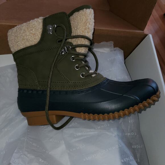 TOMMY HILFIGER NWT WOMENS RAINAH BOOTS - Picture 1 of 8
